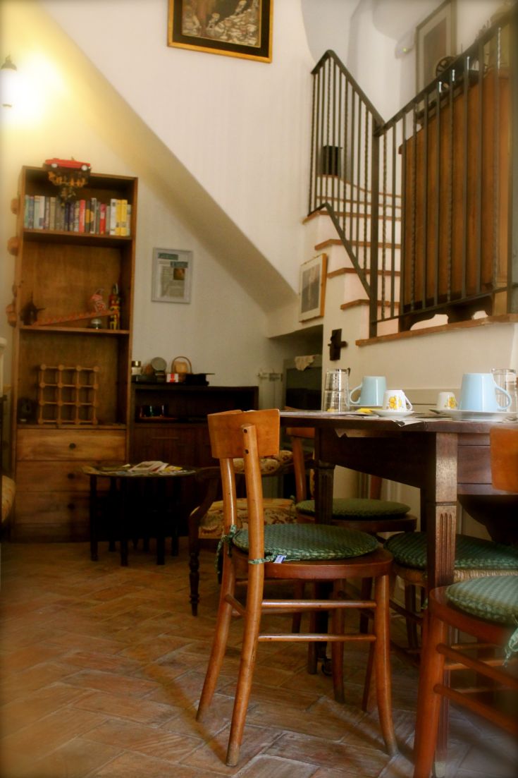 Interno accogliente di un palazzo caratterizzato da elementi rustici e moderni, perfetto per un soggiorno tranquillo in Umbria.