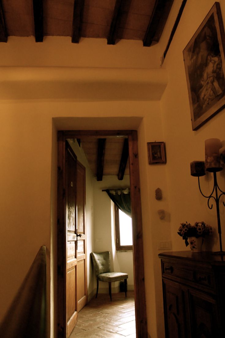 Un angolo tranquillo con decorazioni in legno e luce naturale. Atmosfera semplice e rilassante.