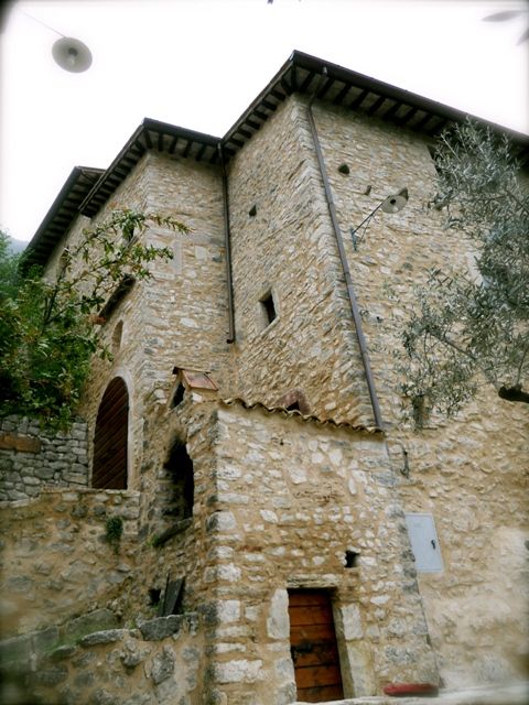 Un edificio in pietra immerso nel verde, che rappresenta la tradizione architettonica locale.
