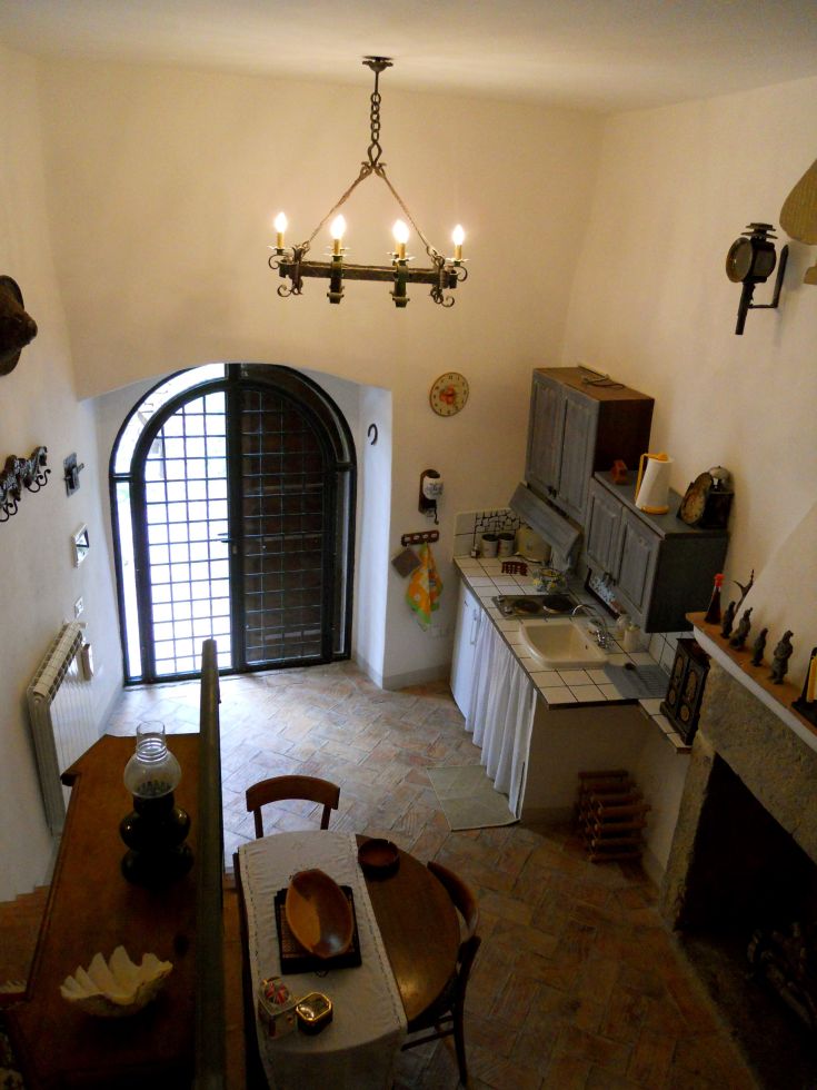 Interno di un edificio che ospita la Guesthouse Runcini, con cucina e zona pranzo dallo stile rustico e confortevole.