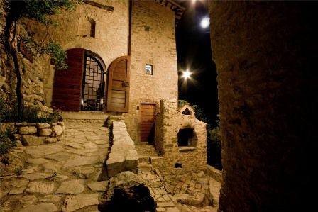Un pittoresco borgo medievale ristrutturato, tipico della tradizione umbra, per momenti di relax e tranquillità.