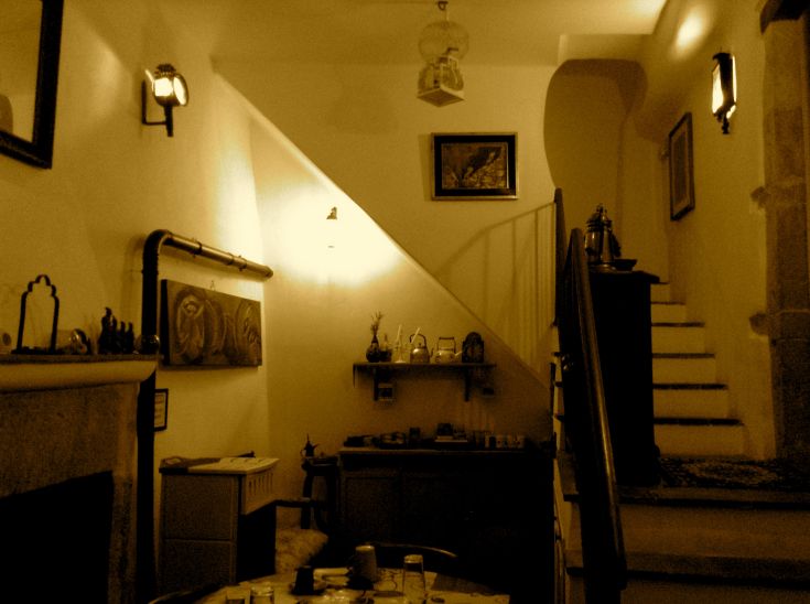 Una scala in un ambiente vintage, caratterizzata da dettagli in pietra e un'illuminazione calda.