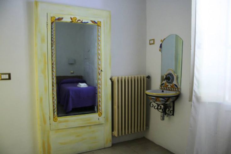 Camera con arredamento sobrio e un lavabo funzionale.