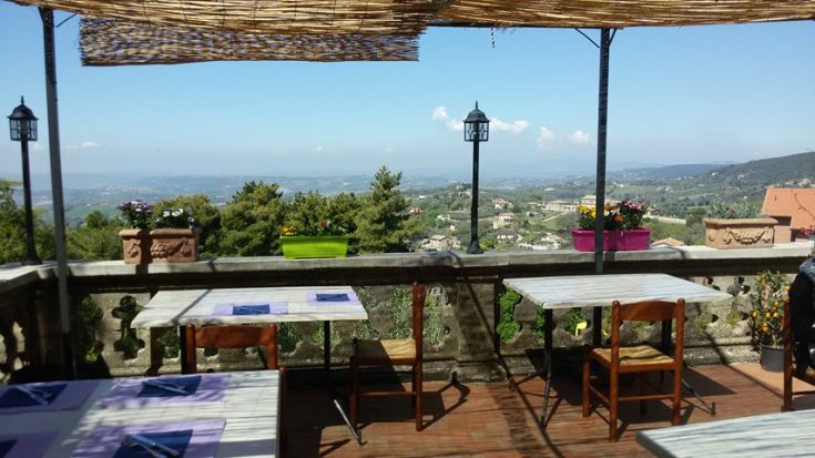 Ristorante con panorama affacciato su un ambiente tranquillo e accogliente.