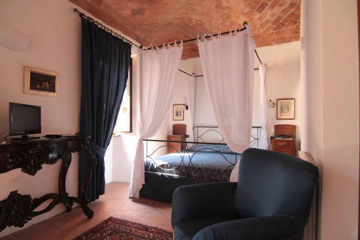 Cozy room featuring a four-poster bed, set in a tranquil, historic ambiance.