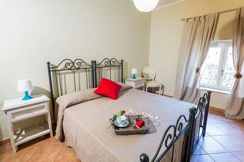 A simple bedroom with a double bed and well-kept decorative elements, in a serene atmosphere.