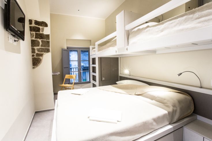 Spacious building with a double bedroom and well-kept areas, perfect for a stay in Umbria.