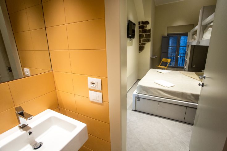 Modern room with a private bathroom, perfect for a pleasant and relaxing stay.