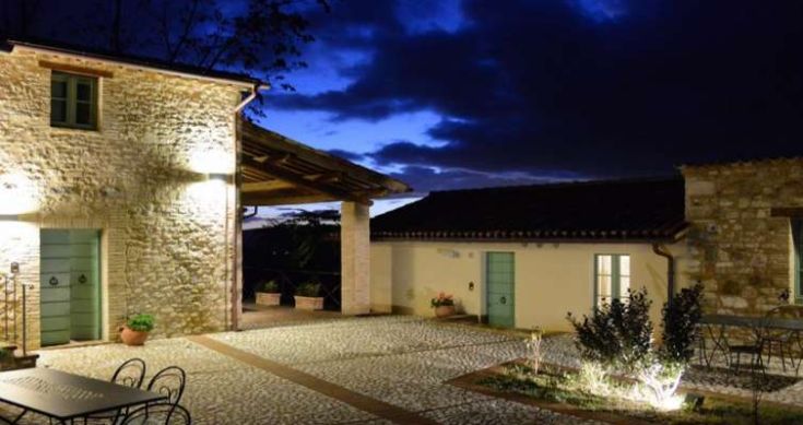 Un tranquillo resort in Umbria con un'architettura tradizionale e un'atmosfera serena.