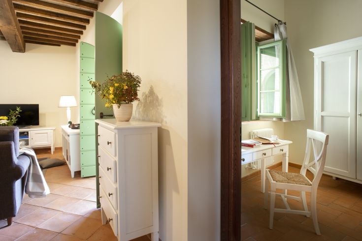 Ambiente semplice e sereno, con arredi funzionali che favoriscono il relax.