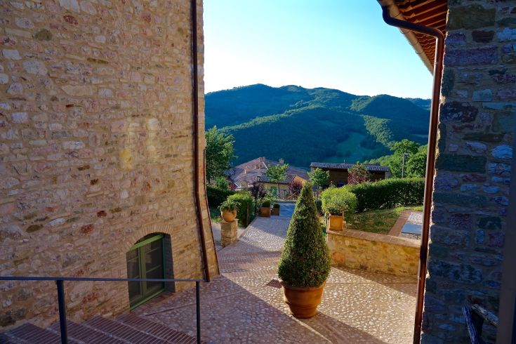 Panorama di un resort situato nella campagna umbra, circondato da colline verdi.
