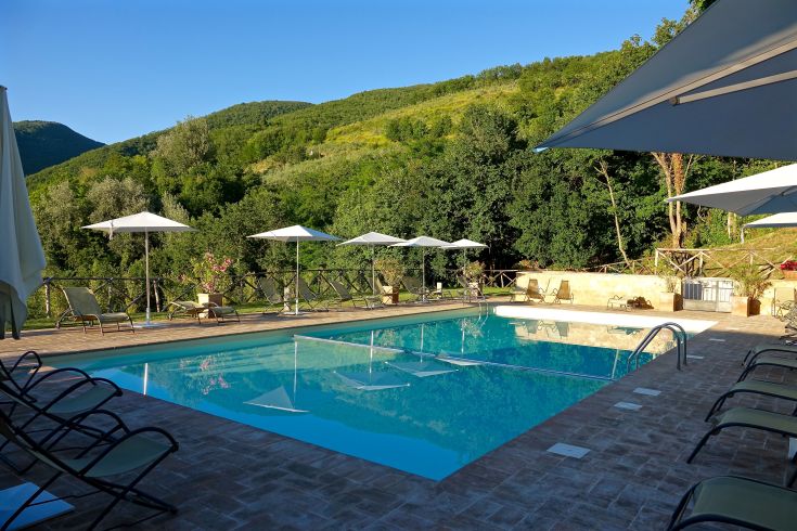 Angolo di relax con piscina circondata dalla natura tipica dell'Umbria.