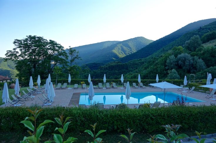 Un resort immerso nella natura con piscina e panorama sui monti circostanti