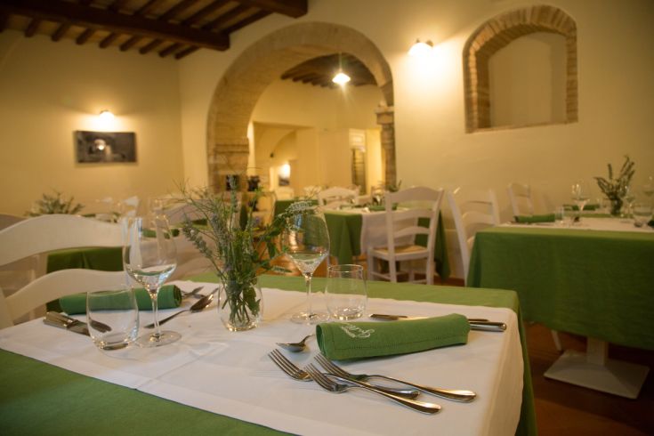 Un ambiente confortevole per pranzi e cene, con tavoli ordinati e un'atmosfera serena.