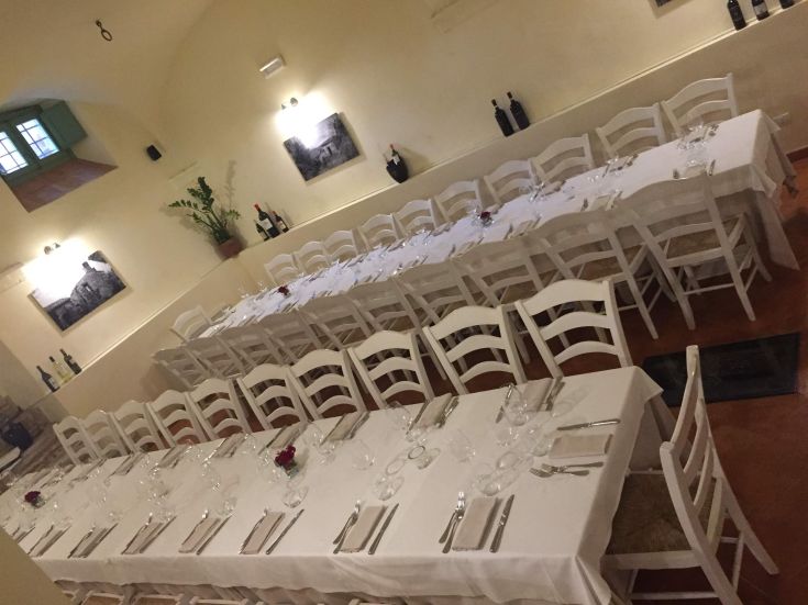 Un'ambientazione semplice con tavoli imbanditi in attesa di un evento.