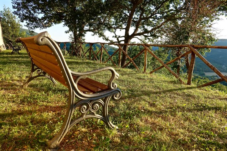 Panchina inserita in un ambiente verde, adatta per godersi attimi di pace e osservare la natura.