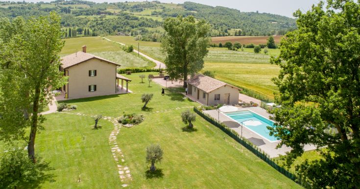 Struttura agrituristica situata nella campagna umbra, ideale per un soggiorno tranquillo e immerso nella natura.