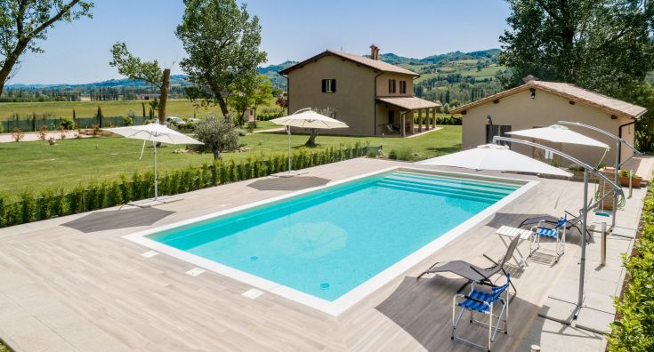 Una piscina circondata dal verde in un contesto tranquillo dell'Umbria.