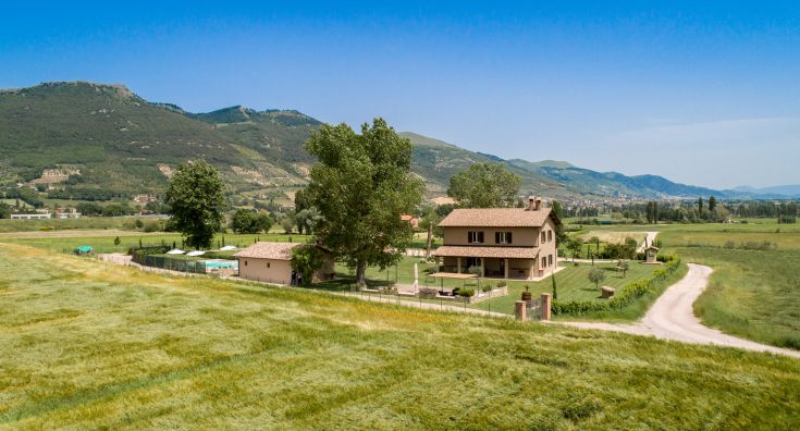 Un agriturismo situato nella campagna umbra, nei dintorni di Gubbio.