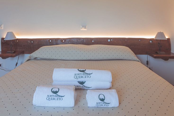 Camera dell'agriturismo con letti comodi e asciugamani disponibili. Ambiente tranquillo e rilassato.