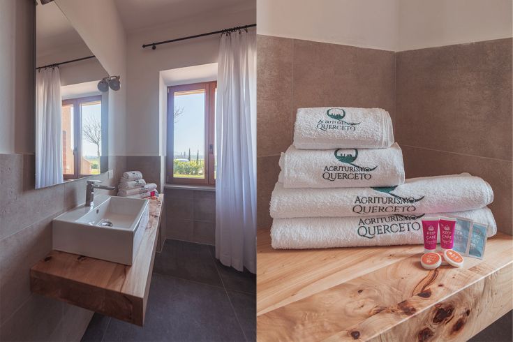 Un bagno moderno con panorama sulla campagna umbra, dotato di asciugamani morbidi e prodotti per la cura personale.