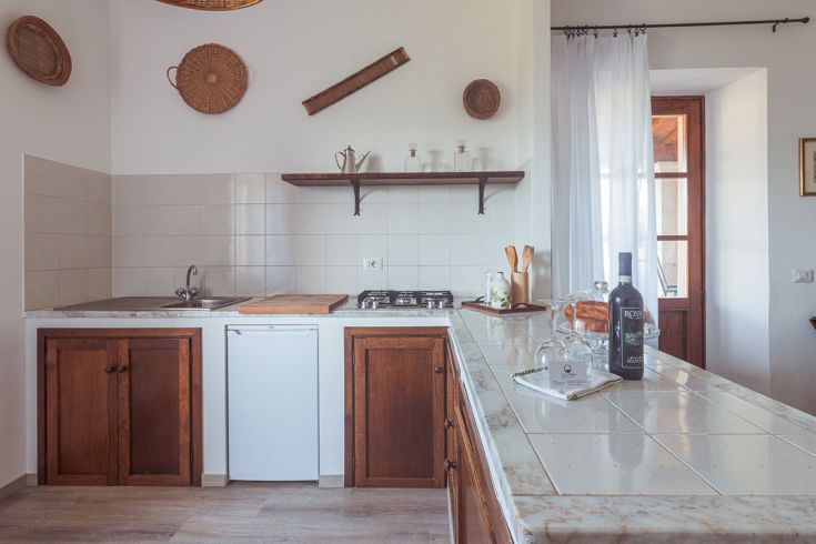 Cucina spaziosa e ben fornita, ideale per preparare pasti durante un soggiorno tranquillo.