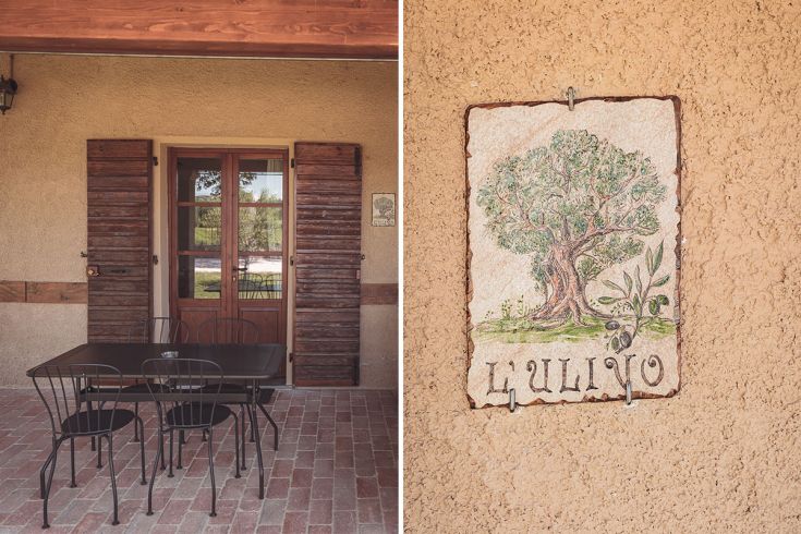 L'area esterna di un agriturismo, completa di un tavolo e sedie. Il cartello 