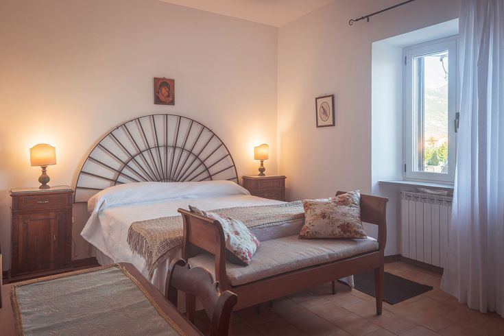 Camera confortevole dell'agriturismo, ideale per una pausa tranquilla immersi nella natura.