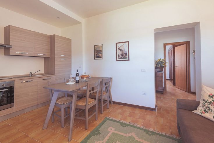 Un appartamento confortevole con cucina e zona pranzo, perfetto per momenti di relax.