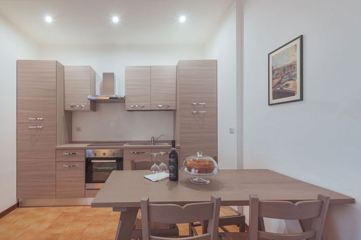 Cucina funzionale e confortevole con un tavolo da pranzo, ideale per pasti in compagnia.