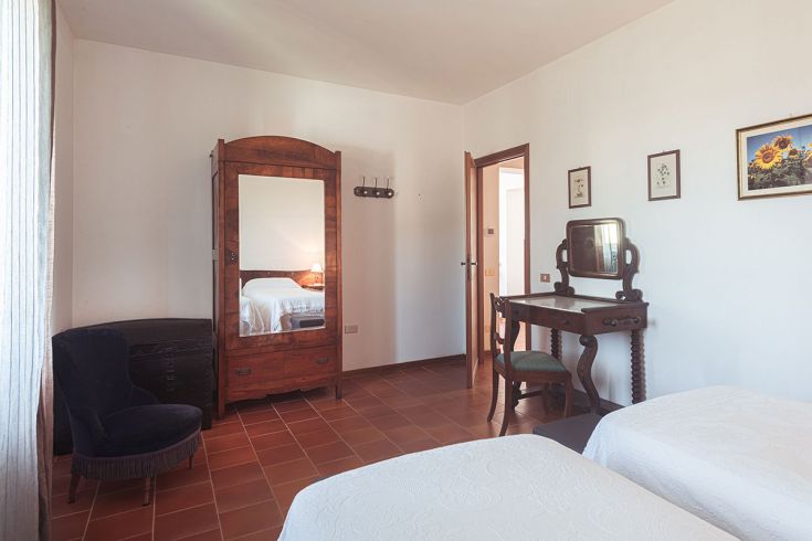 Spazio accogliente con arredamento vintage e un'atmosfera serena.