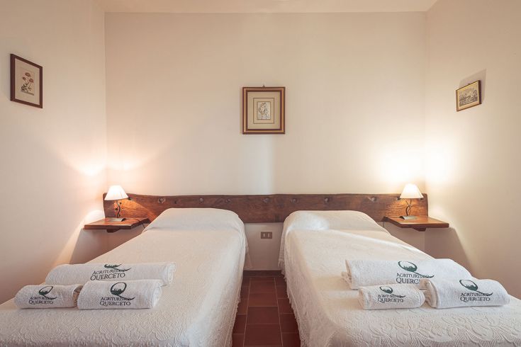 Camera doppia con letti singoli, arredata in modo semplice e confortevole.