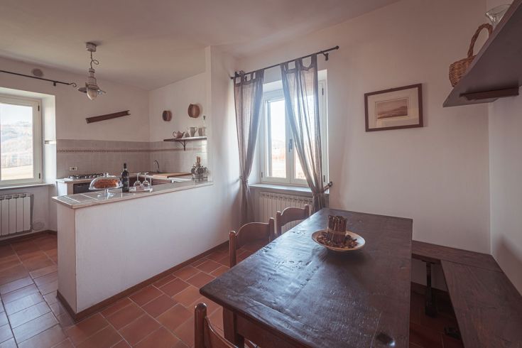 Cucina spaziosa e accogliente in un agriturismo, con panorama sulle colline dell'Umbria.