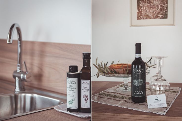 Olio e aceto su un tavolo insieme a un buon vino rosso e un dolce, in un ambiente confortevole.