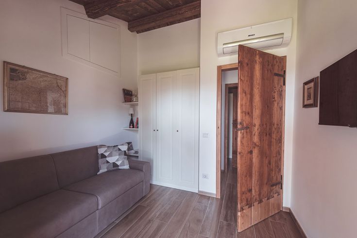 Accogliente soggiorno in agriturismo decorato con elementi moderni e rustici.