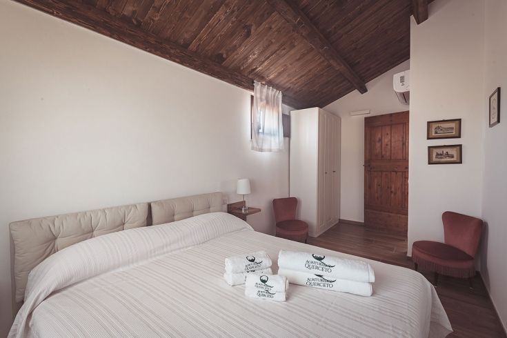 Camera semplice in agriturismo, adatta per rilassarsi e visitare la zona di Gubbio.