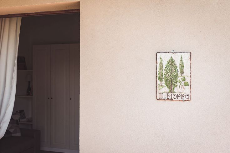 Un cartello in ceramica con il nome 