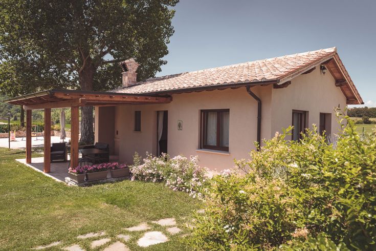 Casale circondato dalla natura, adatto per momenti di relax e incontri. Raggiungi il calore del folclore locale.