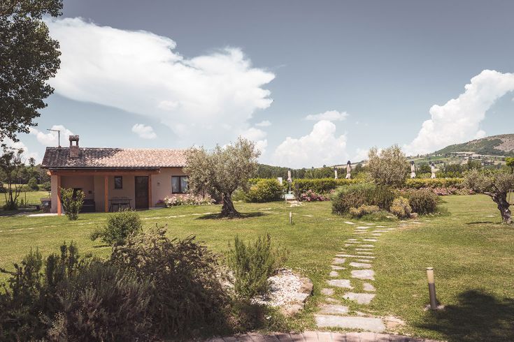 Agriturismo circondato da prati verdi, luogo tranquillo per una pausa rilassante immersi nella natura.