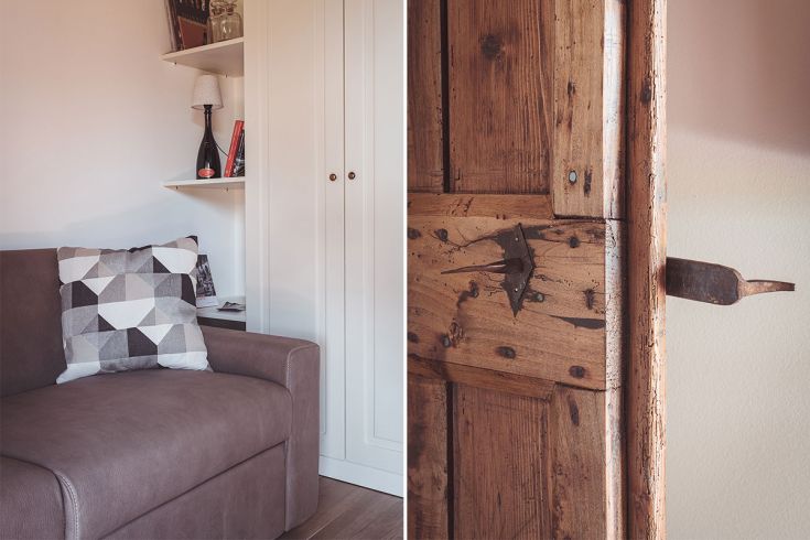 Un angolo intimo con un divano coperto da un cuscino geometrico e una porta in legno chiaro.