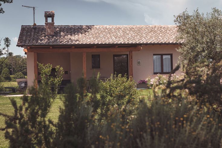 Azienda agricola situata nella campagna umbra, circondata da alberi e natura, perfetta per il relax.