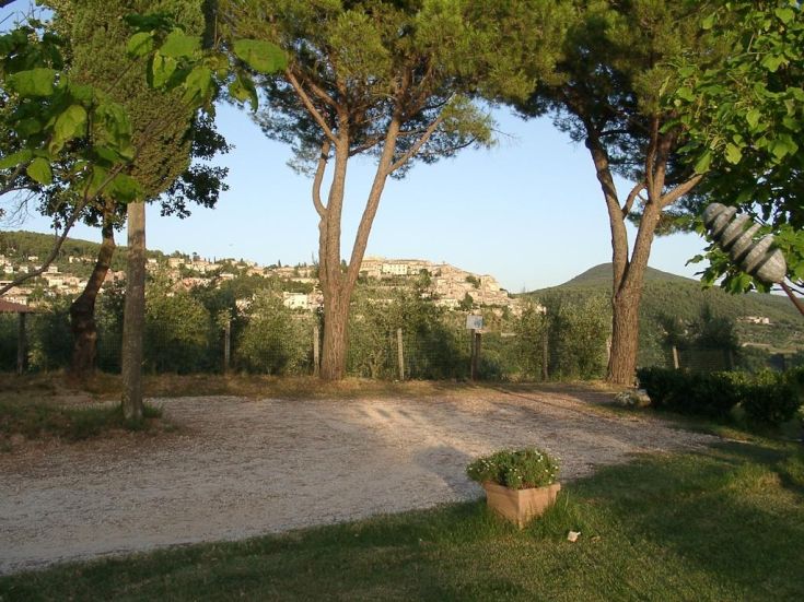 A panoramic view of the hills between Umbria and Tuscany, surrounded by greenery and tranquility of Casale San Martino.
