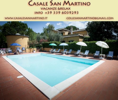 Casale San Martino features a swimming pool and spacious outdoor areas for relaxation.