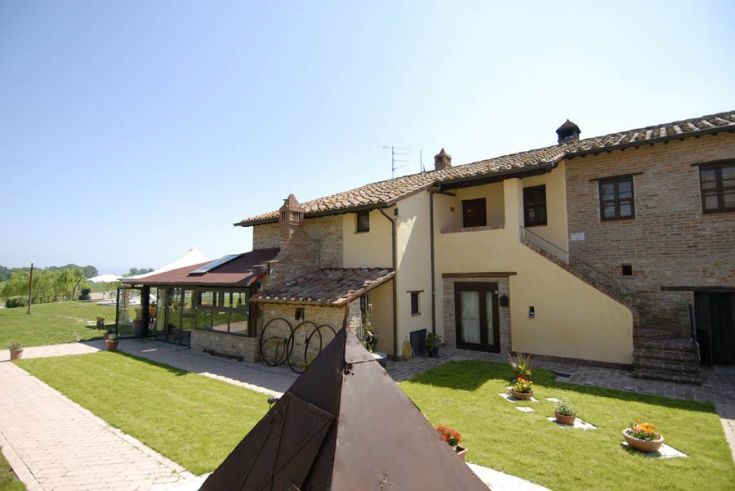 Eine Struktur in der ländlichen Umgebung des Trasimenischen Sees, mit unabhängigen Apartments und einem Restaurant, das lokale Gerichte anbietet.