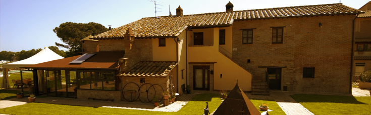 In der Landschaft rund um den Trasimenischen See gelegen, bietet es eine ruhige Umgebung mit lokalen kulinarischen Spezialitäten.