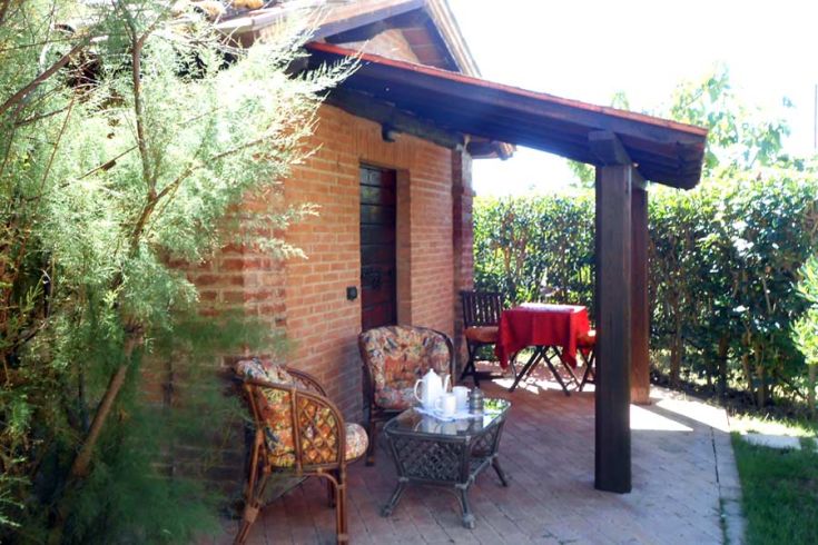 Eine Unterkunft umgeben von der grünen Landschaft des Trasimeno-Gebiets, ideal für Entspannung und romantische Aufenthalte.