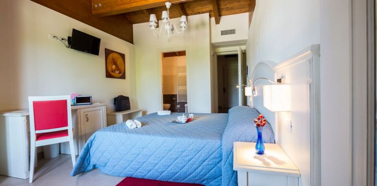 Cozy room with a double bed and simple furnishings, perfect for a pleasant stay.