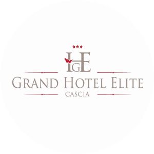 Gemütliche Unterkunft in Cascia, umgeben von Bäumen und Natur, mit Übernachtung und Frühstücksservice.