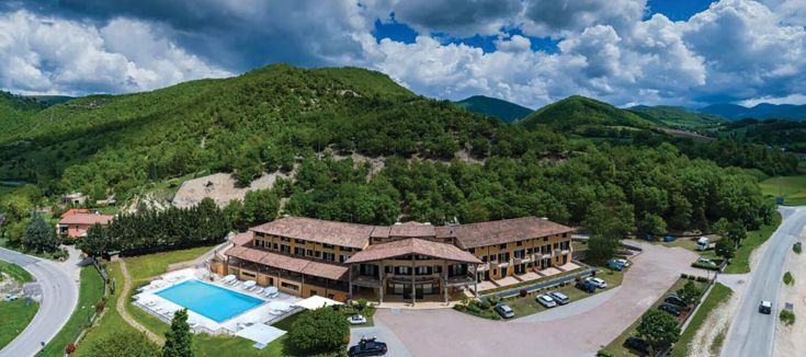 Landhaus umgeben von Natur und grünen Flächen, in der Nähe von Cascia.