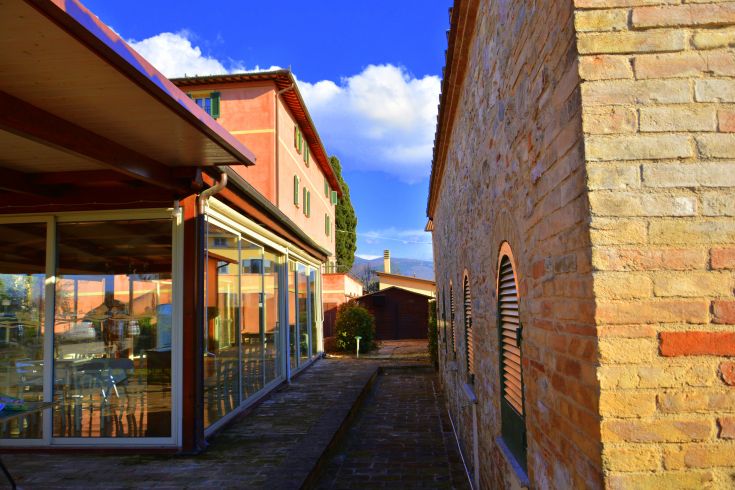 Una tranquilla casa colonica con dettagli moderni, situata nel verde della campagna umbra.